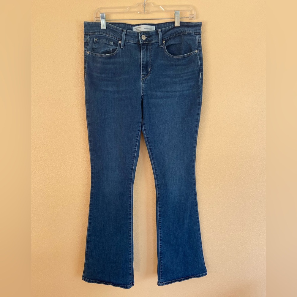 Women’s Signature Bootcut Levi's Blue Denim Jeans, Size 31, Stretch